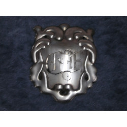 Sølv Frakkeskjold nr 4, 5.7x4.5 cm