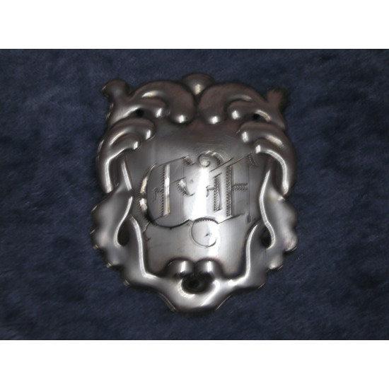 Sølv Frakkeskjold nr 4, 5.7x4.5 cm